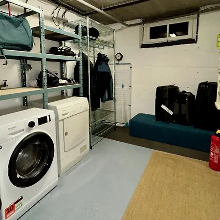 4 Bedroom, 4 Bathroom, Hot Tub, Centre *