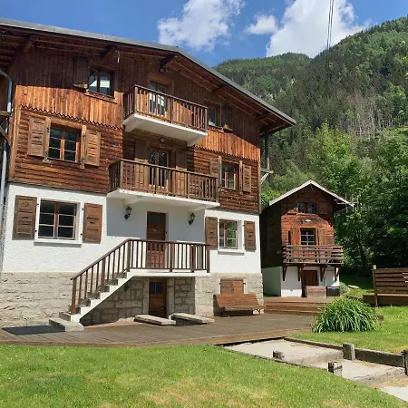 4 Bedroom, 4 Bathroom, Hot Tub, Centre Lägenhet Chamonix